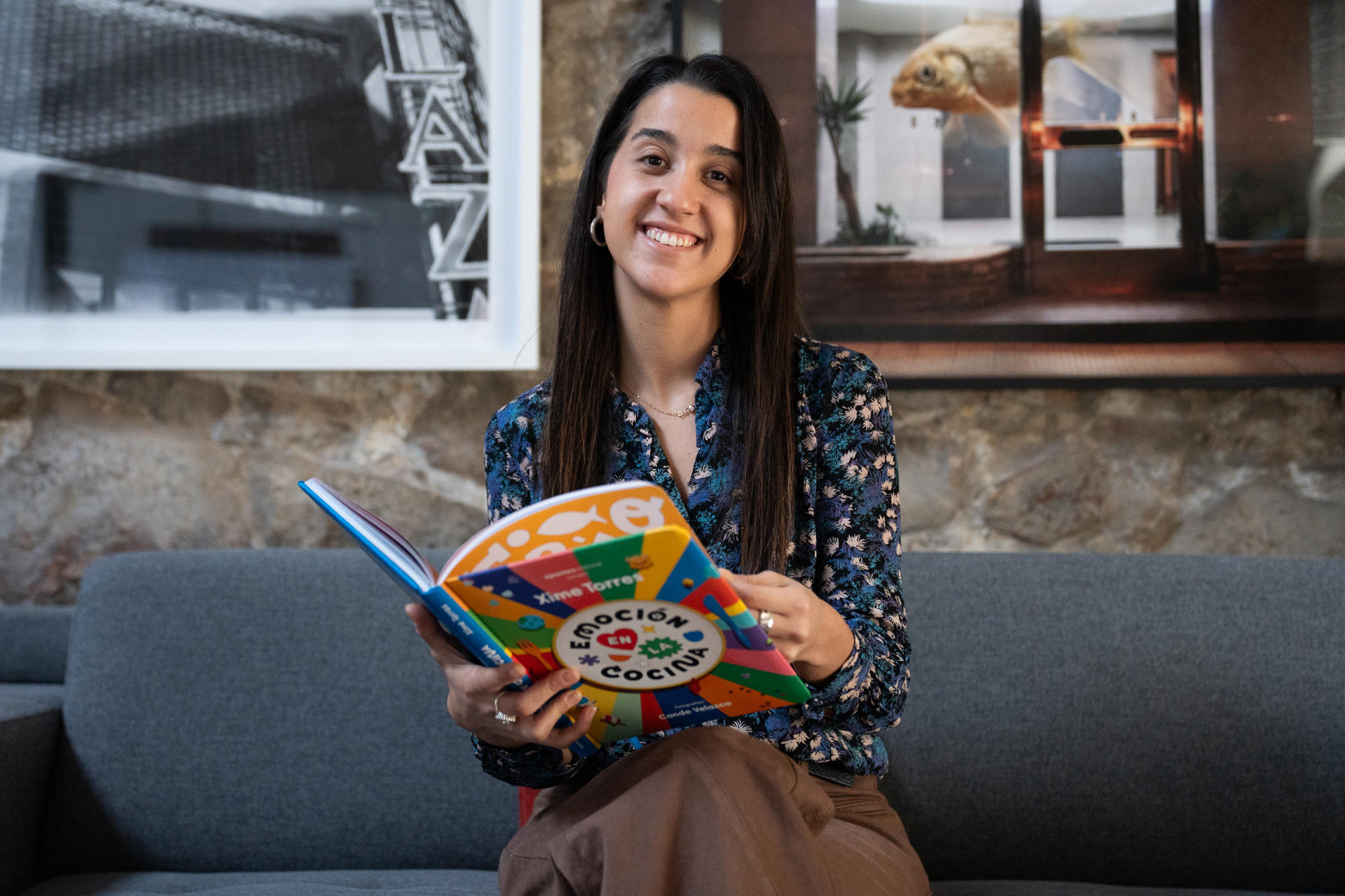 Fotografía de la cocinera uruguaya Ximena Torres posando mientras sostiene su libro durante una entrevista con EFE en Montevideo (Uruguay). EFE/Sofía Torres
