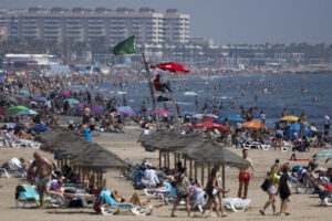 Vista general de la playa de la Malvarrosa durante este viernes cuando según informa la Agencia Estatal de Meteorología (Aemet), el cielo de la Comunitat Valenciana estará este fin de semana poco nuboso o despejado, con temperaturas en ascenso este viernes, que será notable en el caso de las máximas el sábado en el interior de Valencia y bajarán de forma generalizada el domingo, mientras que el viento será flojo de dirección variable. EFE/Biel Aliño
