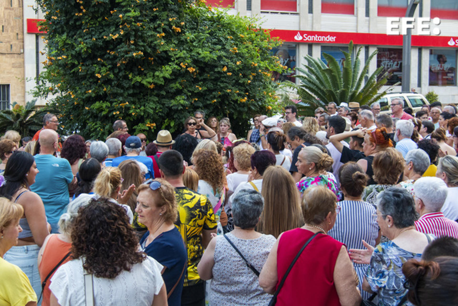 Varios centenares de personas se han concentrado en las inmediaciones de la Plaza de la Aurora de Motril (Granada) para protestar por la falta de médicos en el servicio de Urgencias del Hospital Santa Ana, ante el temor de los propios facultativos de un cierre parcial durante los meses de verano por la falta de personal. EFE/ Alba Feixas