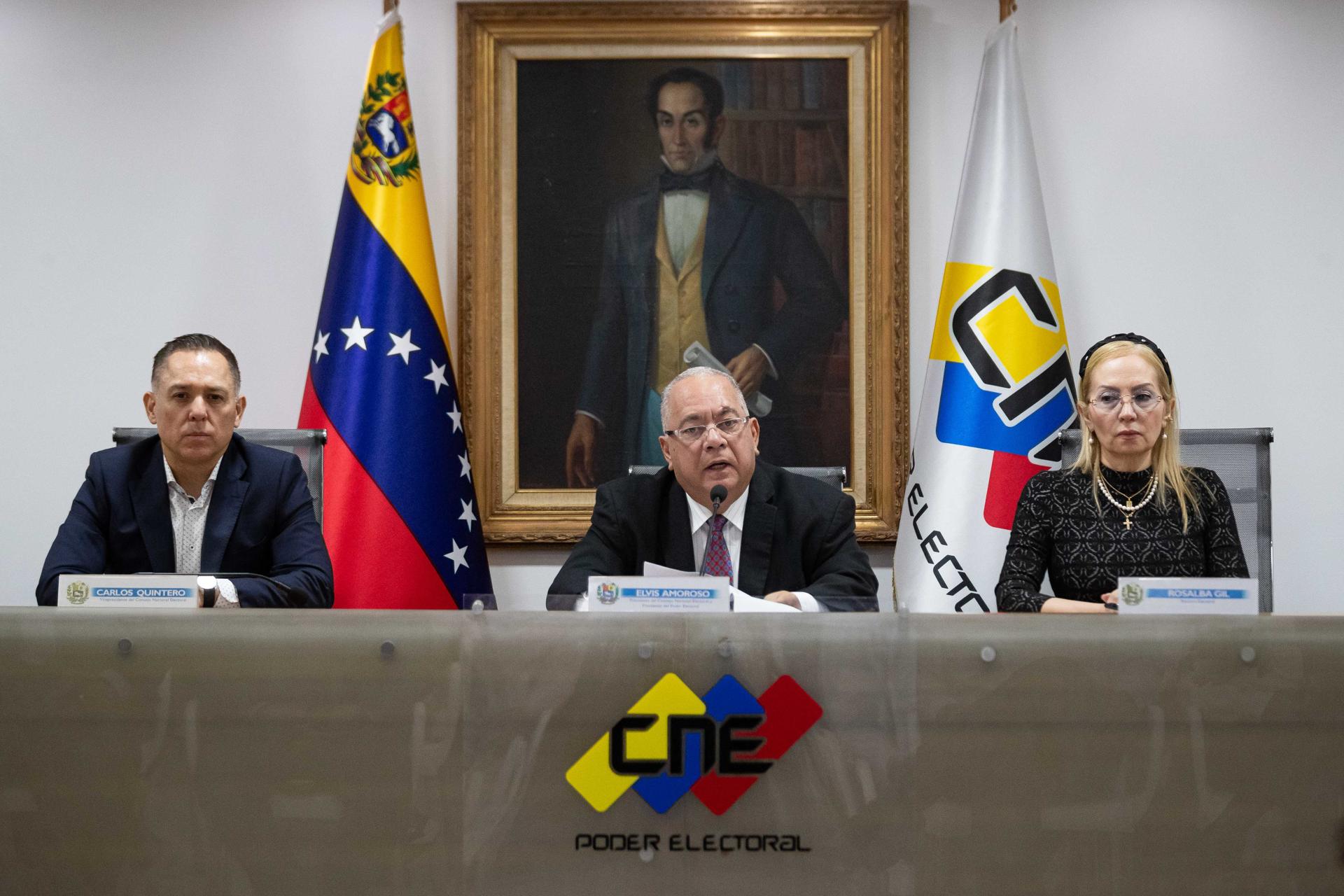 El presidente del Consejo Nacional Electoral (CNE), Elvis Amoroso (c), habla durante una rueda de prensa este miércoles, en Caracas (Venezuela). EFE/ Ronald Peña R