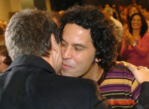 Imagen del 14/11/04.-.El entonces presidente del Gobierno, José Luis Rodríguez Zapatero, junto el que fuera concejal socialista de Madrid Pedro Cerolo (dcha).- EFE/ PACO CAMPOS.