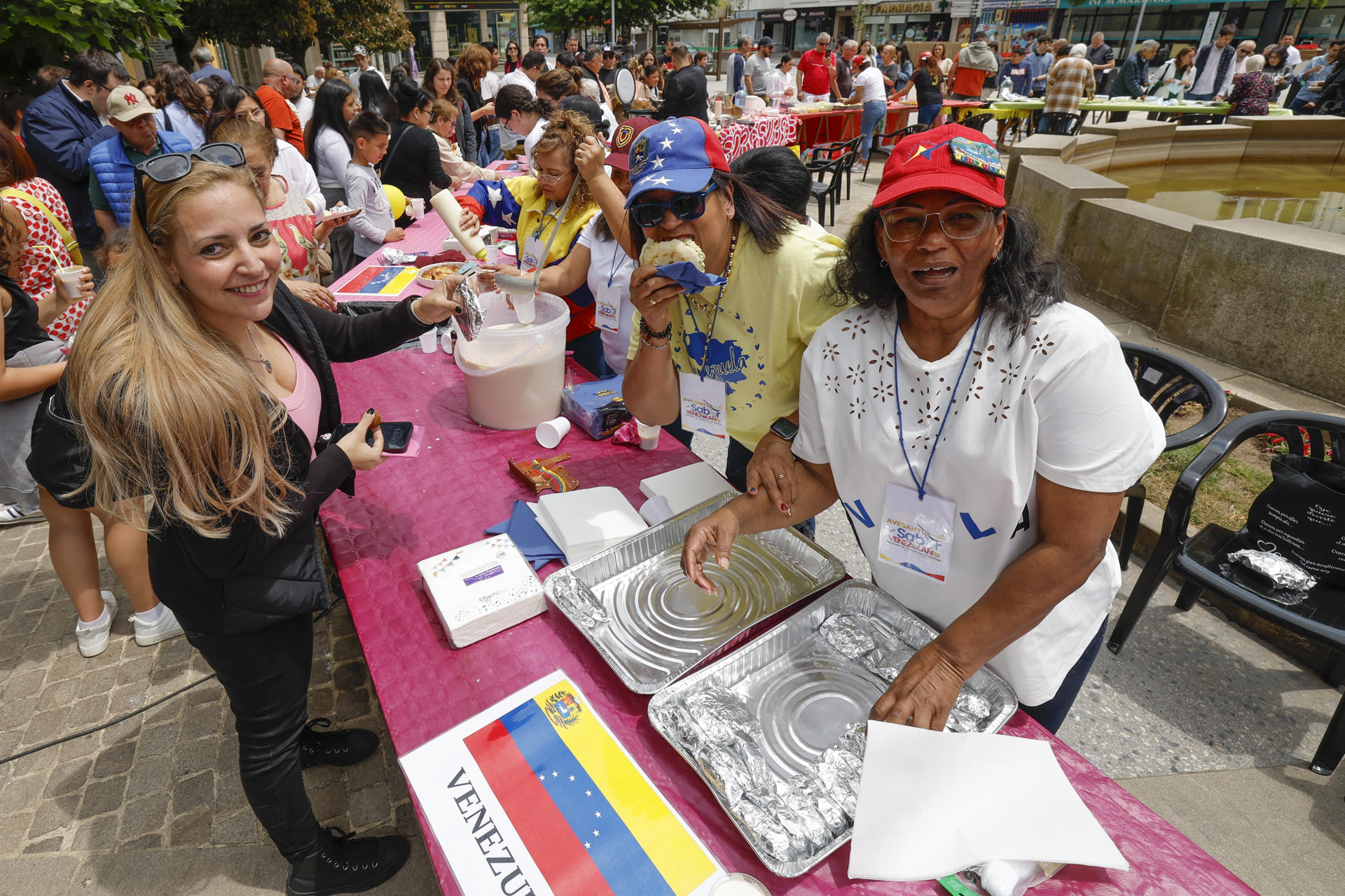 Un encuentro intercultural en Ames (A Coruña), uno de los ayuntamientos gallegos que más población joven gana, permite la degustación gratuita este sábado de platos típicos de Venezuela, Perú, Colombia, Guatemala, Guinea Ecuatorial, Marruecos, Egipto, Siria y Cabo Verde. EFE/ Lavandeira Jr