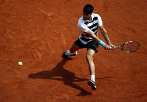 El tenista español Carlos Alcaraz contra el italiano Jannik Sinner en Roland Garros. EFE/EPA/YOAN VALAT