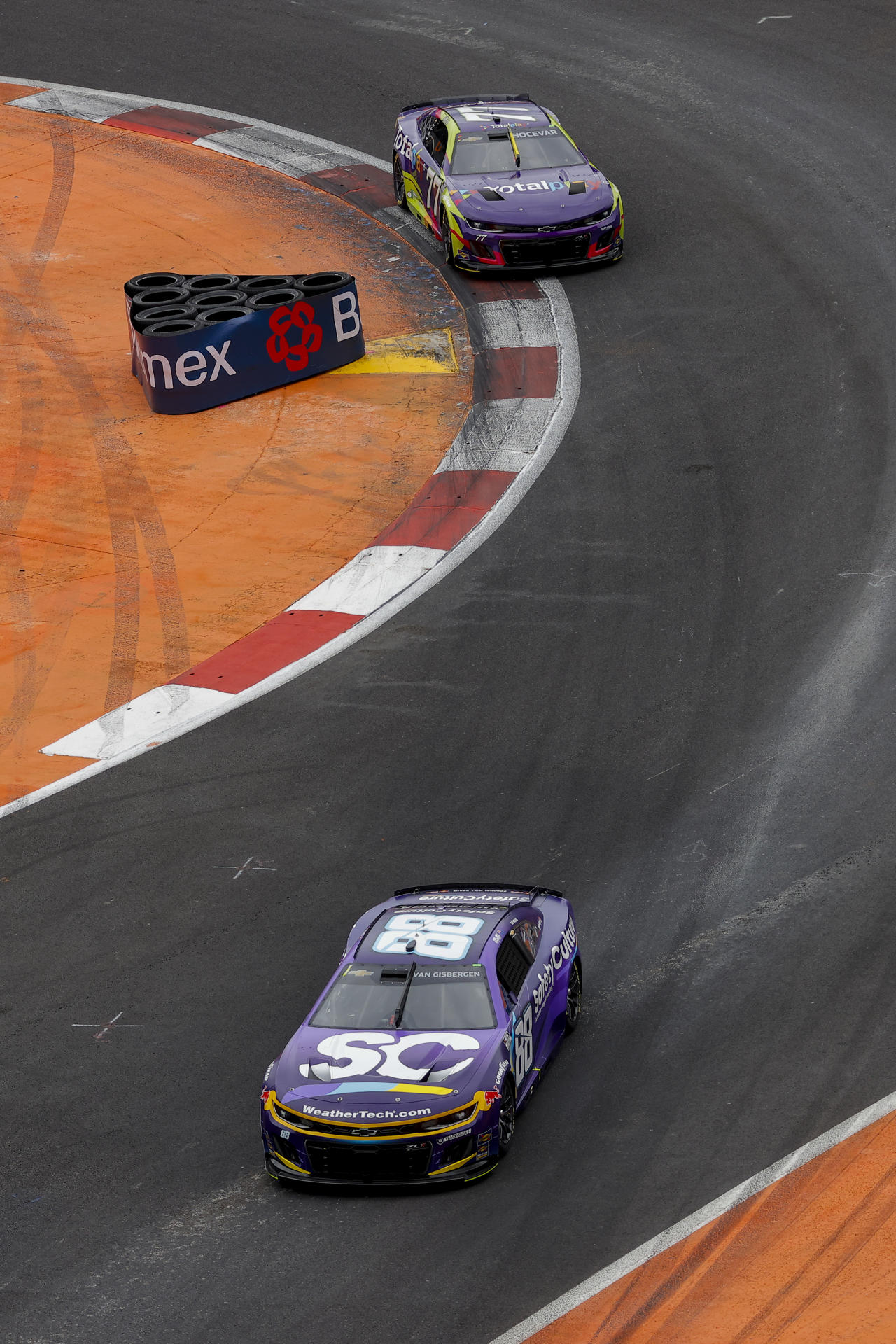 El piloto neozelandés Shane Van Gisbergen (abajo), participa durante una práctica de NASCAR Cup Series este sábado, en el Autódromo Hermanos Rodríguez en Ciudad en México (México). EFE/ Isaac Esquivel