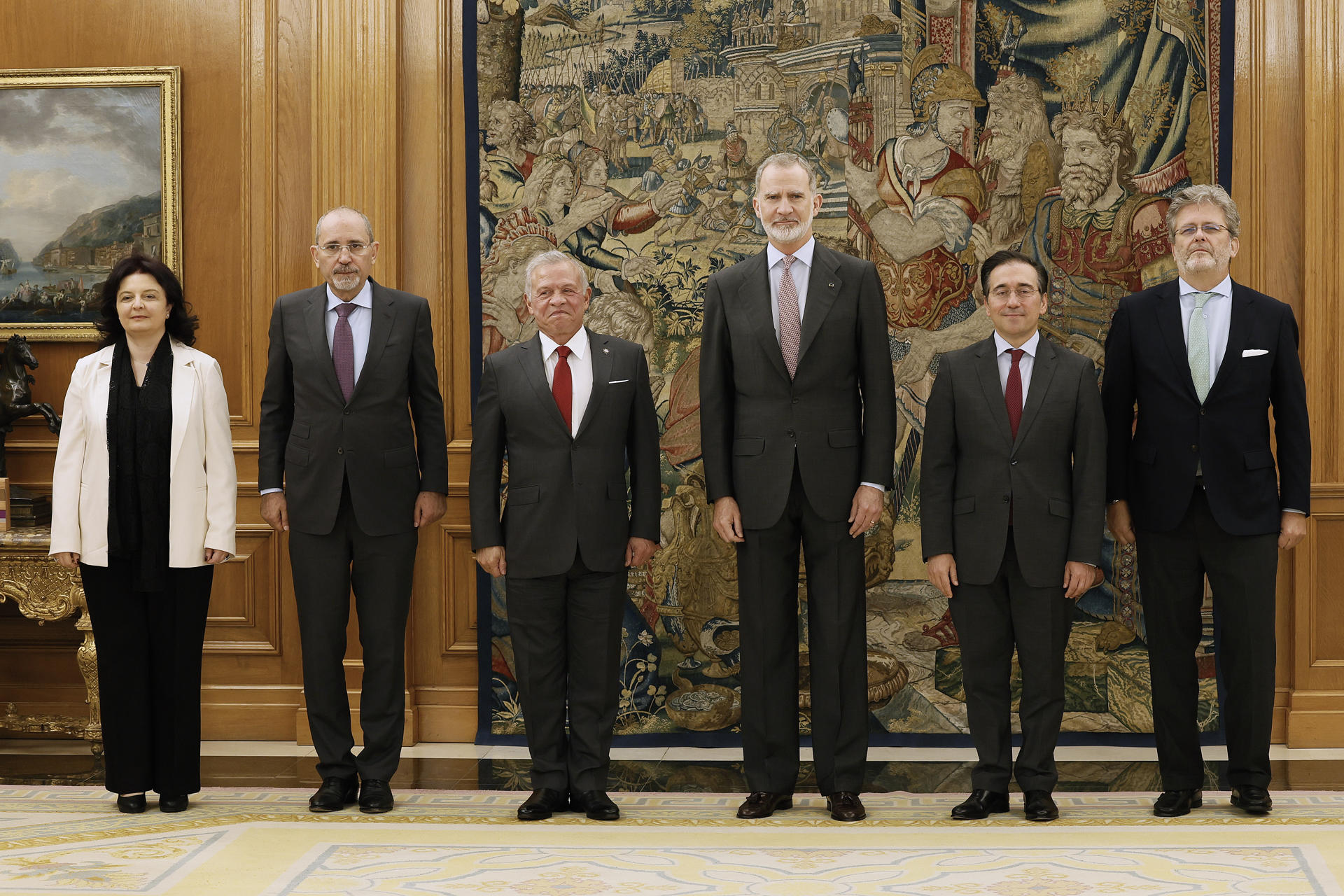 Felipe VI (3d) mantiene un encuentro con el rey Abdalá II (3i) de Jordania en el Palacio de la Zarzuela este jueves, junto al ministro de Asuntos Exteriores, José Manuel Albares (2d). EFE/Ballesteros