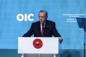 El presidente turco, Recep Tayyip Erdogan, habla durante la 51ª Sesión del Consejo de Ministros de Asuntos Exteriores de la Organización de Cooperación Islámica (OCI) en Estambul, Turquía, el 21 de junio de 2025. EFE/EPA/ERDEM SAHIN