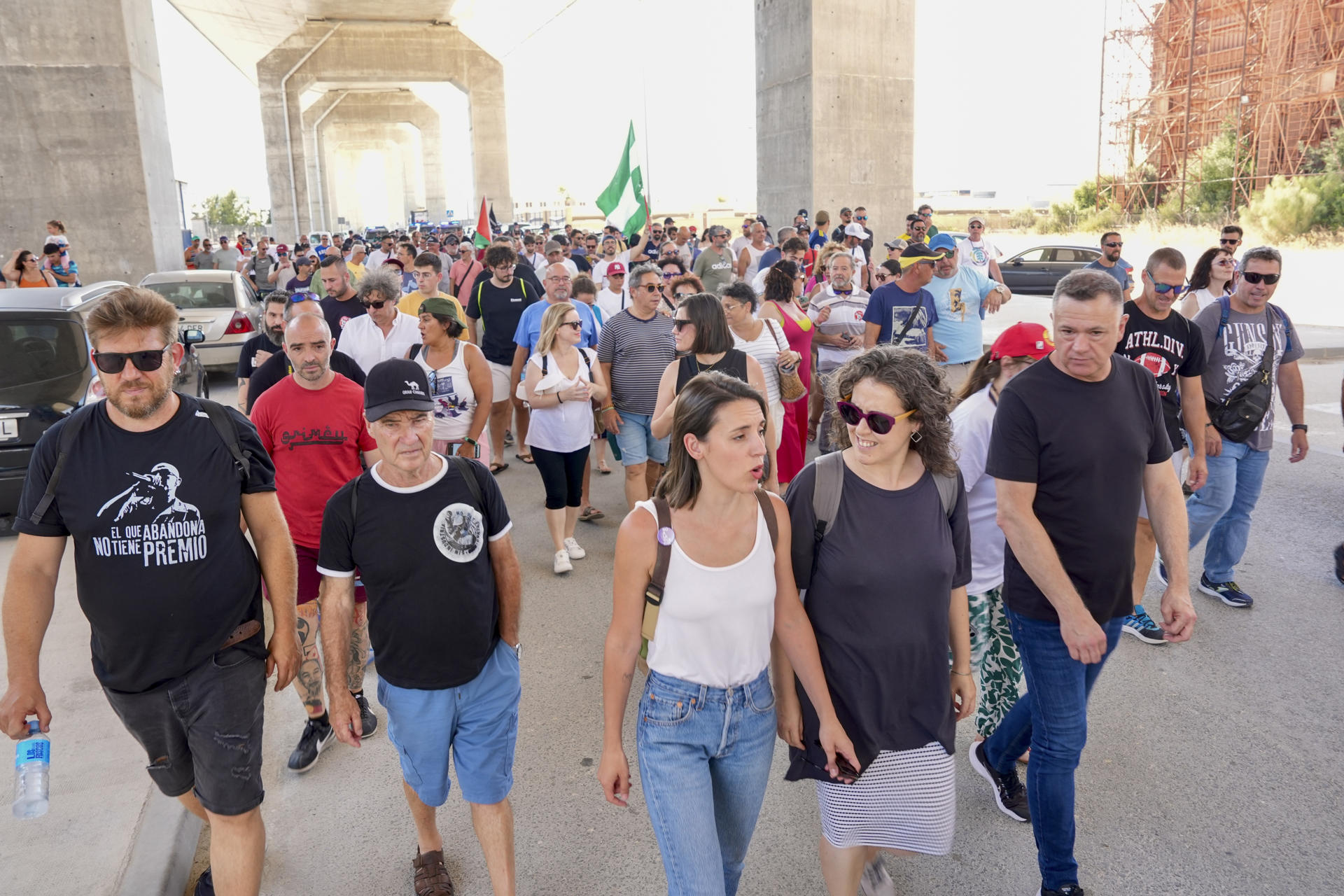 La eurodiputada de Podemos Irene Montero (c) acompaña a los manifestantes del metal que han marchado desde la factoría de Dragados al centro de Puerto Real (Cádiz). EFE/Román Ríos