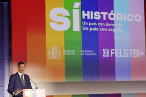 El presidente del Gobierno, Pedro Sánchez, interviene en el acto conmemorativo del 20º aniversario de la ley que legalizó en España el matrimonio entre personas del mismo sexo, este lunes en el Museo del Traje, en Madrid. EFE/ Sergio Perez