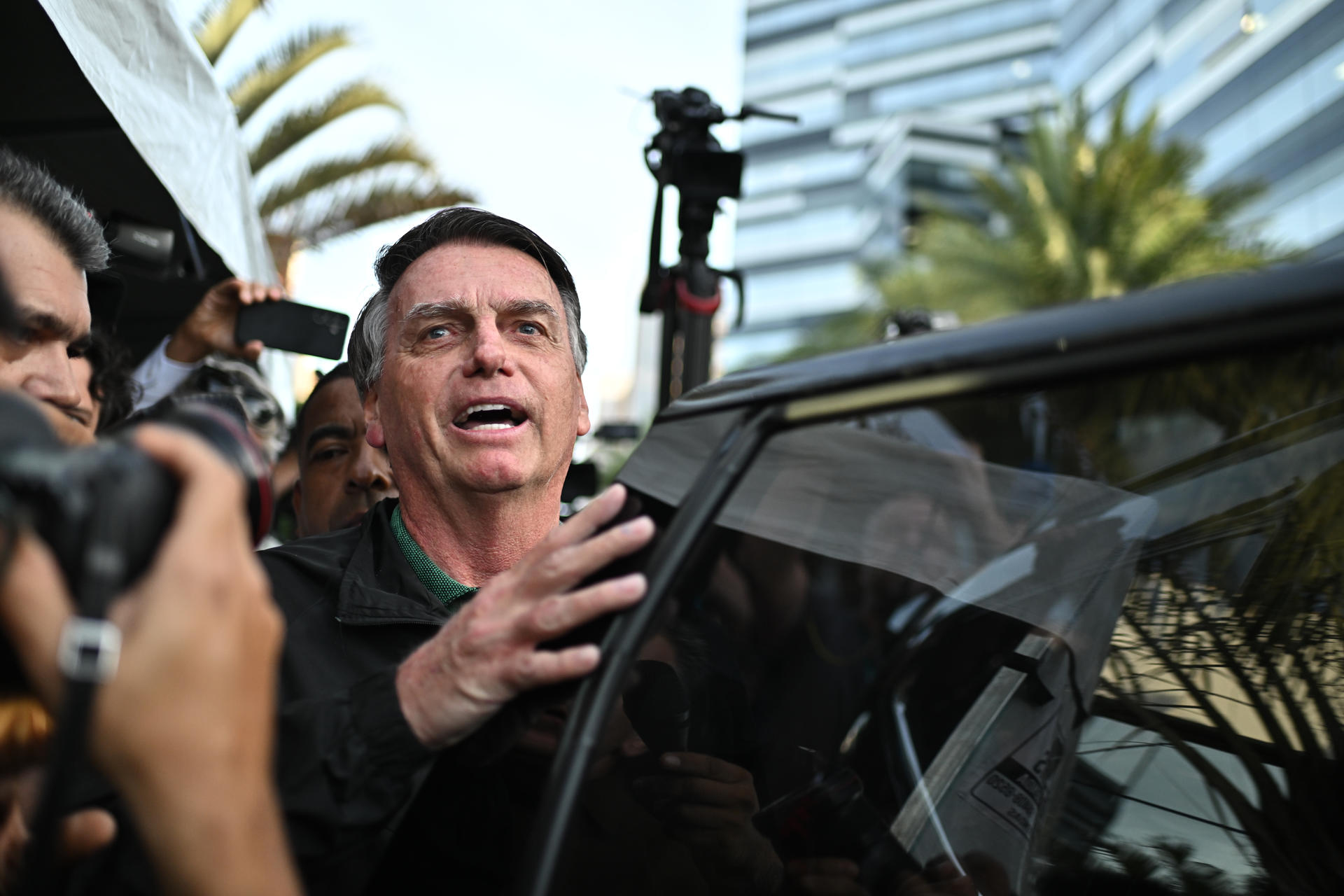 El expresidente de Brasil Jair Bolsonaro habla con periodistas tras declarar sobre las acciones de su hijo Eduardo en Estados Unidos, este 5 de junio de 2025 en Brasilia (Brasil). EFE/ Andre Borges
