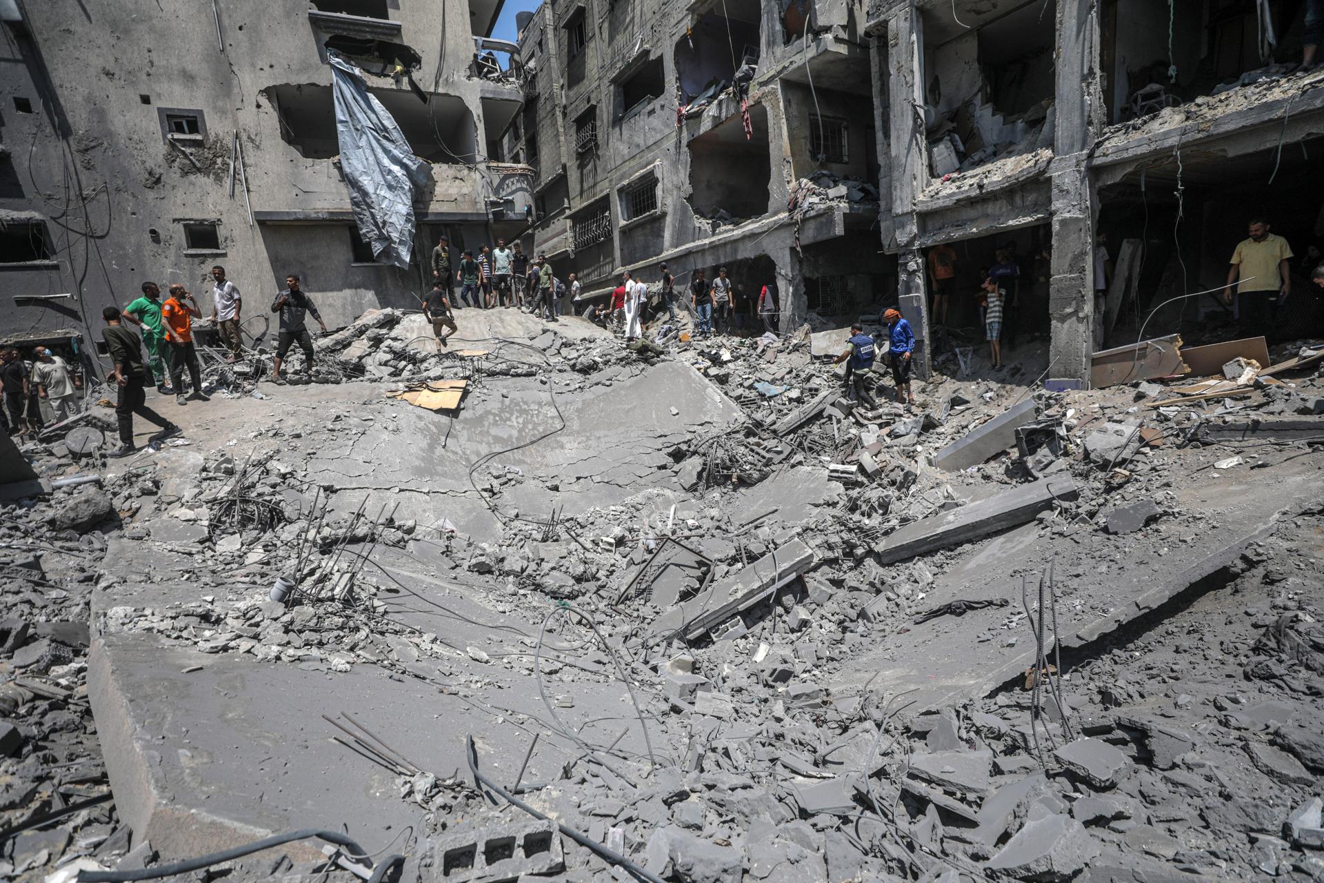 Palestinos buscan cuerpos y supervivientes entre los escombros de una casa destruida tras un ataque aéreo israelí en el barrio de Al Sabra, en la ciudad de Gaza, Franja de Gaza, 07 de junio de 2025. 
EFE/EPA/MOHAMMED SABER
//////////
GAZA CITY (---), 07/06/2025.- Palestinians search for bodies and survivors among the rubble of a destroyed house following an Israeli airstrike on Al Sabra neighborhood in Gaza City, the Gaza Strip, 07 June 2025. According to the Palestinian Civil Defense in Gaza, at least 15 people were killed and several others were injured after the strike. More than 54,600 Palestinians have been killed in the Gaza Strip, according to the Palestinian Ministry of Health, since Israel launched a military campaign in the strip in response to a cross-border attack led by the Palestinian militant group Hamas on 07 October 2023, in which about 1,200 Israelis were killed and more than 250 taken hostage. EFE/EPA/MOHAMMED SABER
