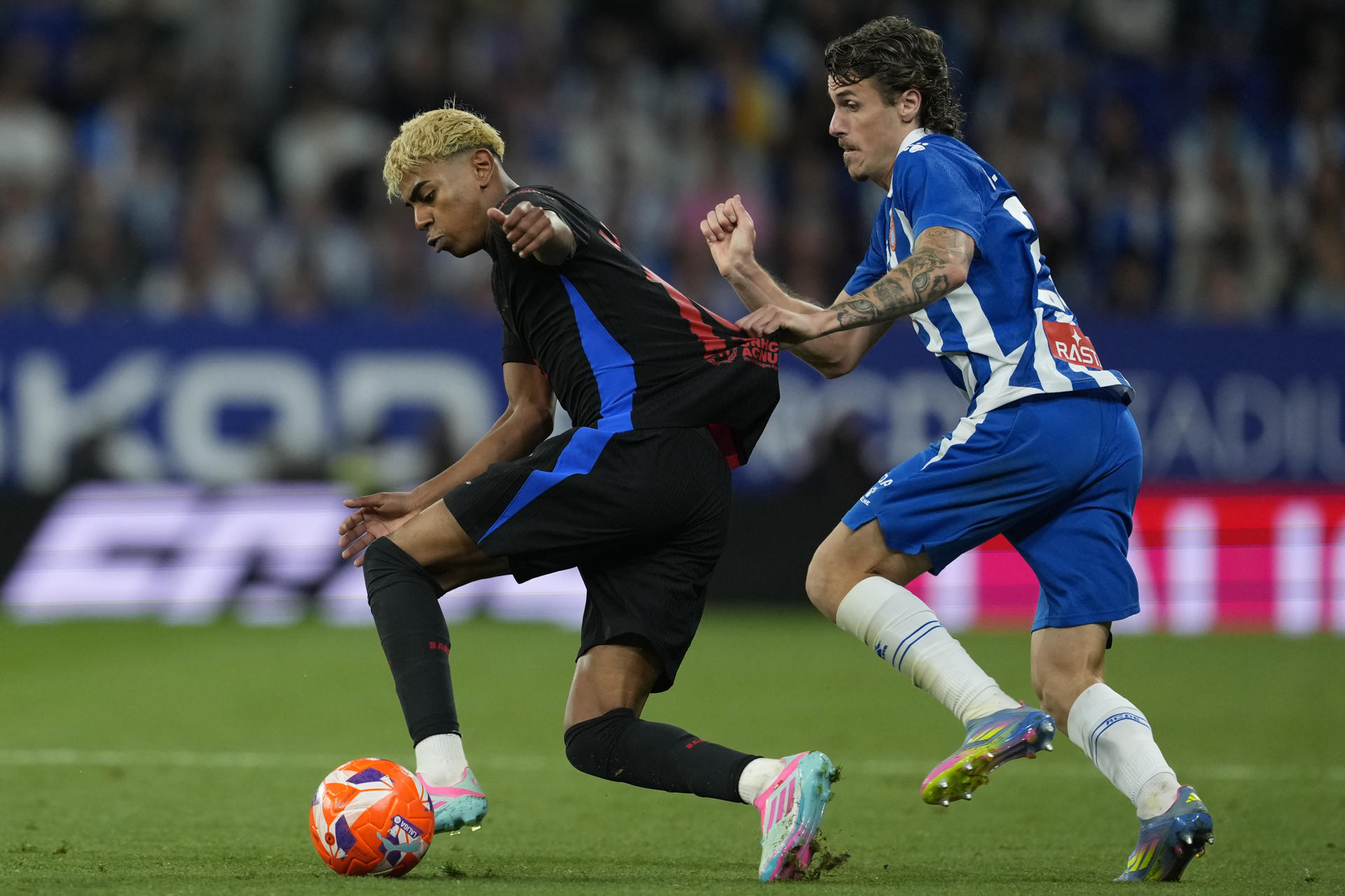 Carlos Romero (d) pugna con Lamine Yamal, durante el partido de la trigésima sexta jornada de Liga disputado en el RCDE Stadium, en Cornellá de Llobregat, Barcelona. EFE/Alejandro García.