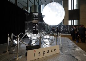 Imagen de archivo de una réplica de Resilience, un módulo de aterrizaje lunar construido por la empresa emergente japonesa ispace en un evento en vivo para el progreso del alunizaje de Resilience, en Tokio, Japón, a principios del 6 de junio de 2025. EFE/EPA/FRANCK ROBICHON