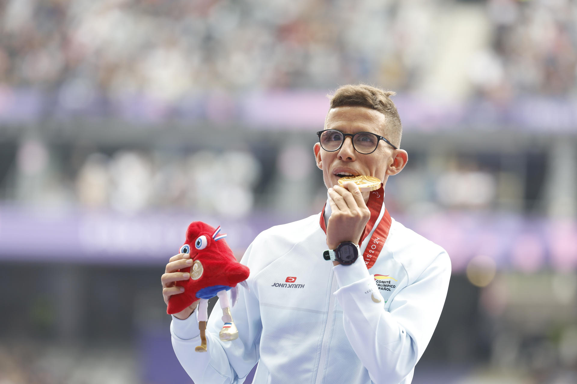 El atleta español Ouhdadi El Ataby en el podio tras ganar la medalla de oro en la prueba de 5.000 metros en los Juegos Paralímpicos París 2024 en foto de archivo de Javier Etxezarreta. EFE