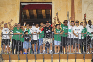Los jugadores del Elche celebran desde el balcón del ayuntamiento ilicitano el ascenso a Primera División. EFE/Morell.