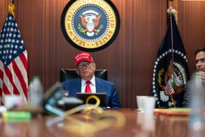 Fotografía cedida este sábado, 21 de junio, por la Casa Blanca de la reunión por los ataques estadounidenses a centrales nucleares iraníes, encabezada por el presidente de EE.UU., Donald Trump, en Washington DC (EE.UU.). EFE/Casa Blanca