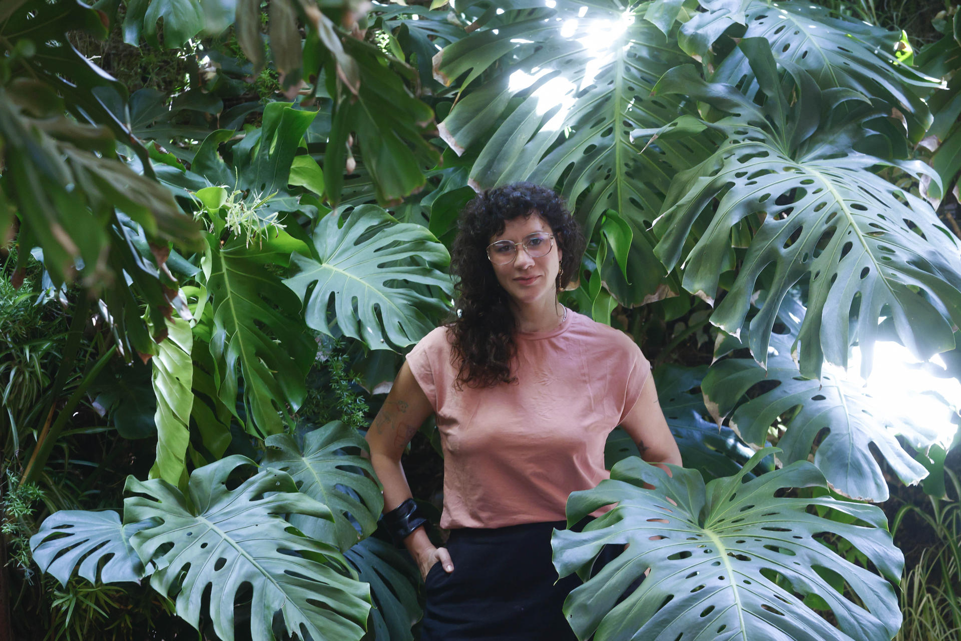 La escritora brasileña Mariana Salomao Carrara ha hablado con EFE de su obra 'Si no fuera por la sílabas del sábado', la historia de un absurdo accidente y sus consecuencias, con la que obtuvo el premio Sao Paulo 2023 a la Mejor Novela del Año. EFE/ Quique García.
