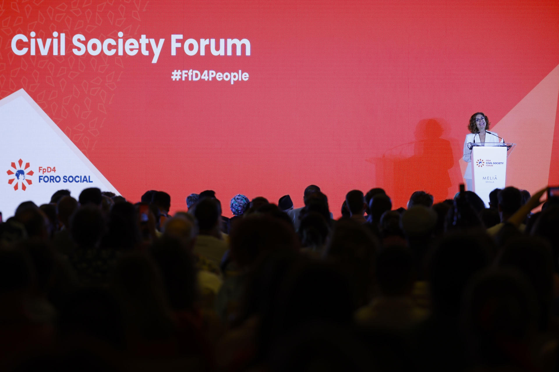 La vicepresidenta primera del Gobierno y ministra de Hacienda, María Jesús Montero, interviene durante la clausura el Foro de la Sociedad Civil, que agrupa a las asociaciones y organizaciones del tercer sector tanto nacionales como internacionales que defienden la implementación de los Objetivos de Desarrollo, en Sevilla, este domingo. EFE/ Jorge Zapata