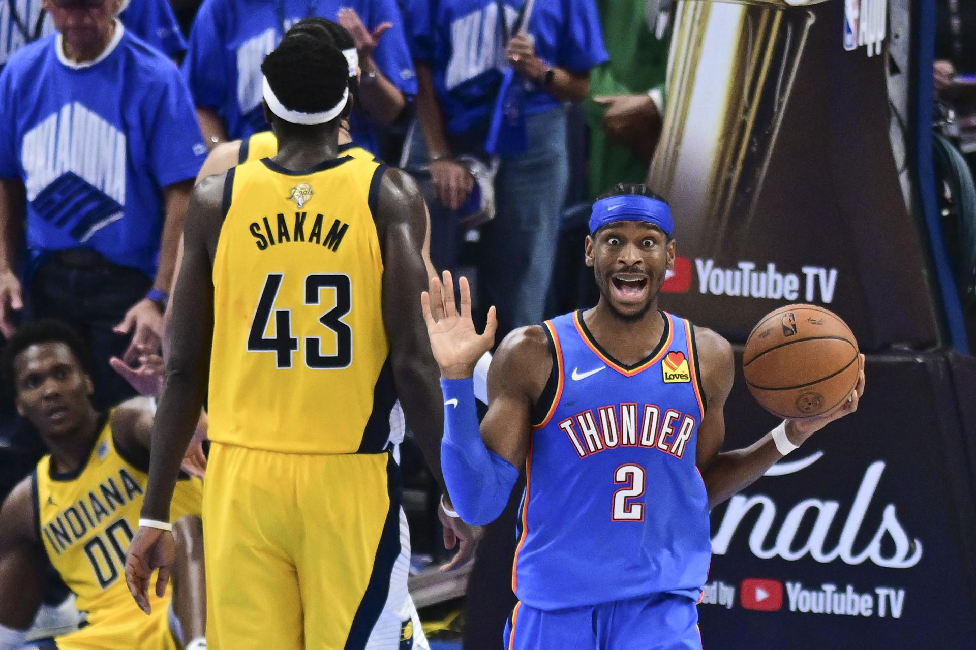 Shai Gilgeous-Alexnander (d), base del flamante campeón de las Finales de la NBA, Oklahoma City Thunder, declaró que "No parece real" lo logrado ese domingo por su equipo en elPaycom Center. EFE/EPA/MANUELA SOLDI