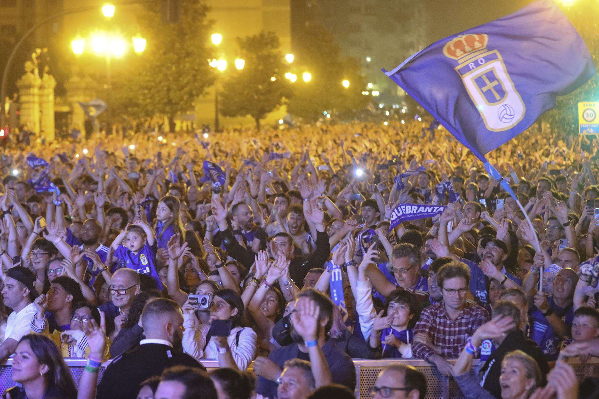 Los jugadores del Real Oviedo celebran con los aficionados el ascenso a Primera División. 24 años después de descender a Segunda División y sufrir una de las travesías más crueles del fútbol nacional en el siglo XXI, el Real Oviedo regresa a la máxima categoría del fútbol español tras superar a un combativo Mirandés en la final del playoff por el ascenso, sacándose la espina de la temporada pasada, cuando se quedó a las puertas en la última eliminatoria. EFE/ J.L.Cereijido.