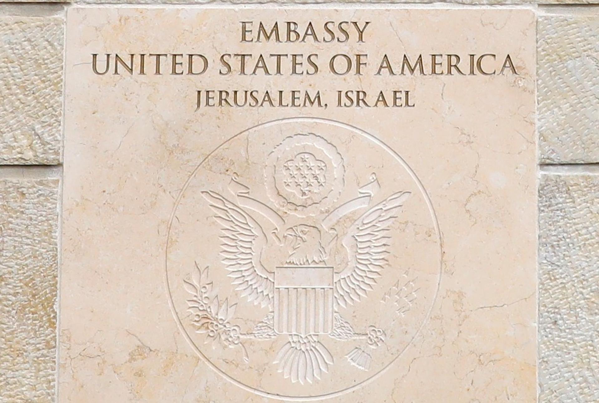 Fotografía de archivo del detalle de la placa de entrada a la embajada estadounidense en Jerusalén, en la localidad de Arnona. EFE/Abir Sultan
