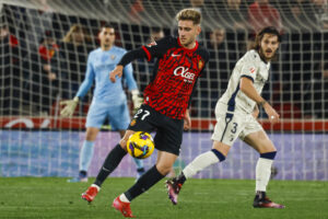 El centrocampista del Mallorca Robert Navarro (i) juega un balón en una imagen de archivo de esta temporada. EFE/Cati Cladera