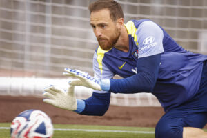 Fotografía cedida por el Atlético de Madrid que muestra a Jan Oblak controlando el balón durante un entrenamiento. EFE/Atlético de Madrid