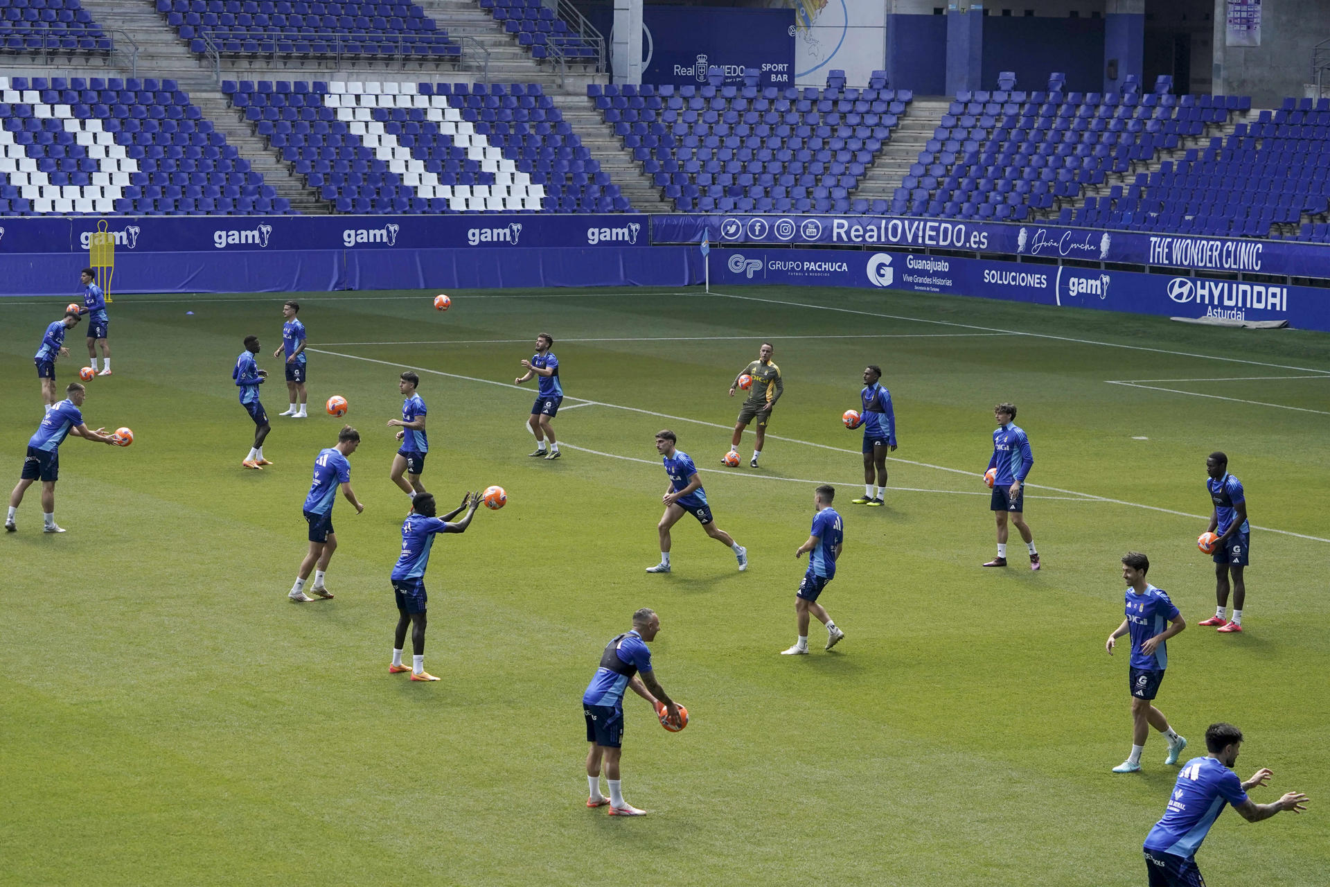 Los jugadores del Real Oviedo durante el último entrenamiento del equipo en el Estadio Carlos Tartiere en Oviedo, de cara al partido de vuelta de la final del play-off ante el Mirandés. EFE/Paco Paredes