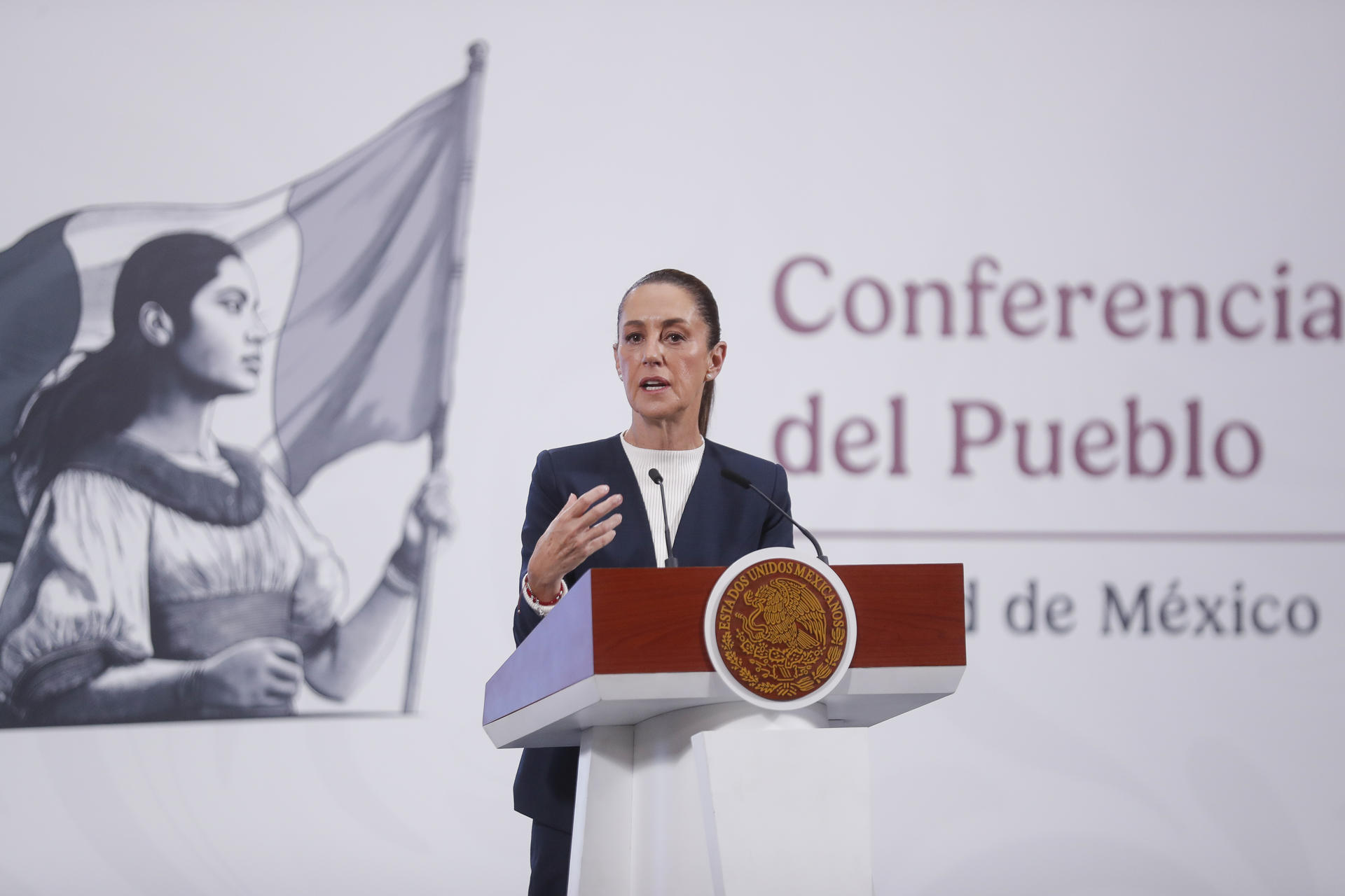 La presidenta de México, Claudia Sheinbaum, habla durante una rueda de prensa este miércoles, en Palacio Nacional, en Ciudad en México (México). EFE/ Isaac Esquivel