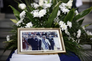 Fotografía del ataúd con la imagen de la expresidenta nicaragüense Violeta Barrios de Chamorro. EFE/Jeffrey Arguedas