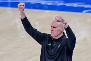 El entrenador de los Indiana Pacers Rick Carlisle reacciona ante los Oklahoma City Thunder en las Finales de la NBA. EFE/Manuela Soldi