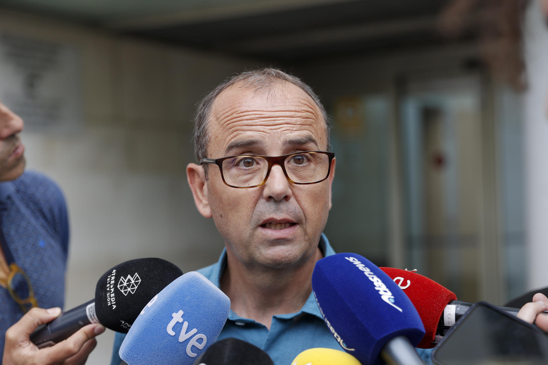 El jefe de Climatología de la Agencia Estatal de Meteorología (Aemet) en la Comunitat Valenciana, José Ángel Núñez, a su salida de la Ciudad de la Justicia tras declarar como testigo en el Juzgado de Instrucción 3 de Catarroja (Valencia), que dirige la investigación penal abierta por la gestión de la dana. EFE/Manuel Bruque