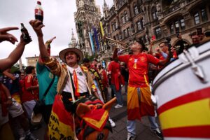 Aficionados españoles en la Marienplatz de Múnich. EFE/EPA/ANNA SZILAGYI