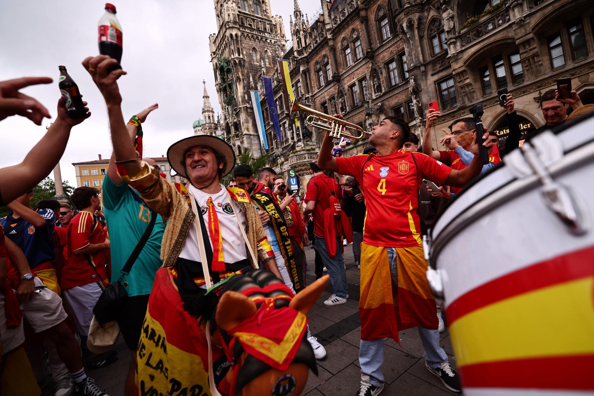 Aficionados españoles en la Marienplatz de Múnich. EFE/EPA/ANNA SZILAGYI