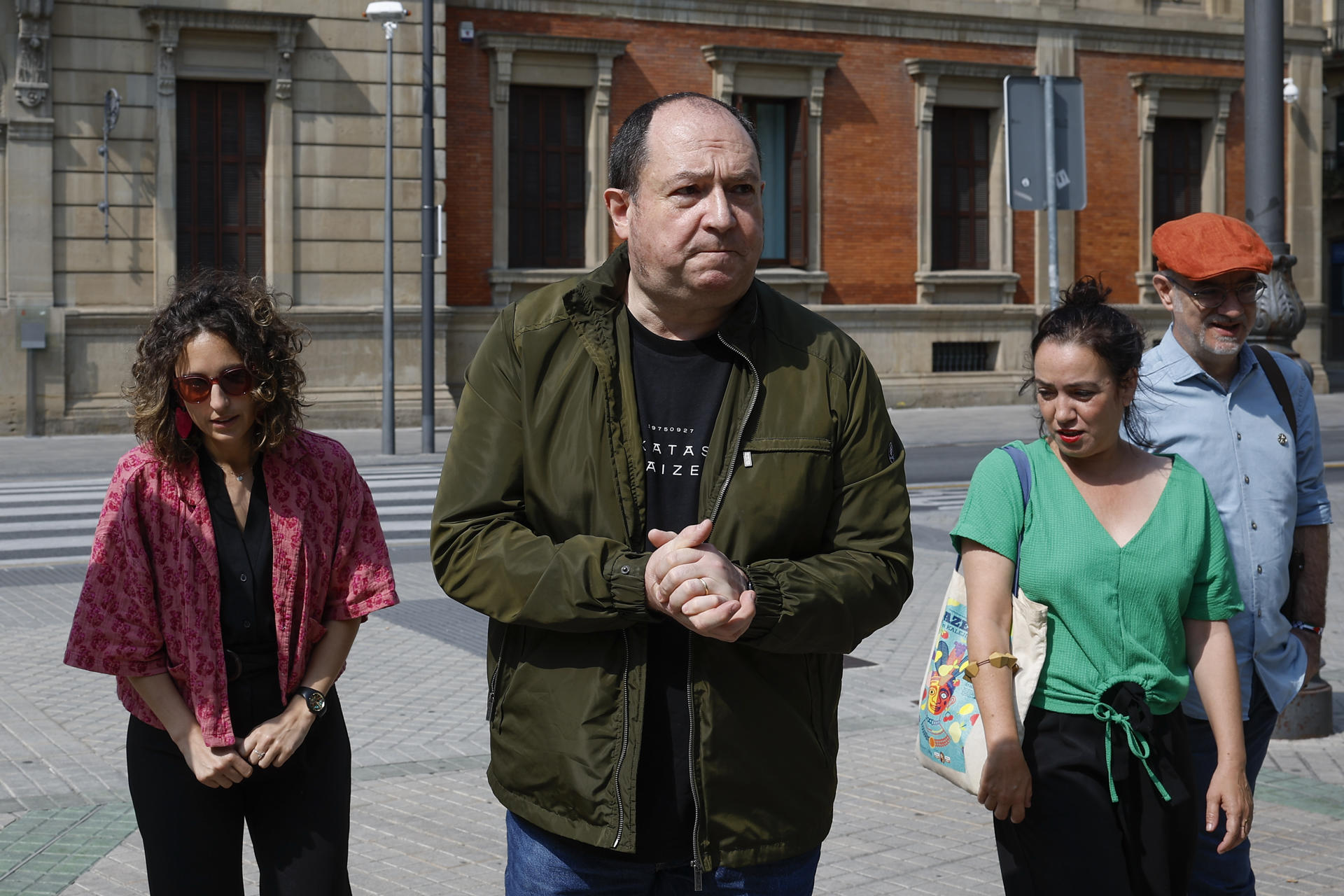 El eurodiputado de EH Bildu Pernando Barrena (c) durante la comparecencia que ha ofrecido este domingo ante los medios de comunicación frente al Parlamento de Navarra en Pamplona en la que ha solicitado la revisión de todas las condenas de personas encarceladas cuyas sentencias se han basado en "autoinculpaciones conseguidas bajo tortura" en dependencias policiales, tras el reconocimiento esta semana del Gobierno de Navarra a otras 21 personas, entre ellas el propio Barrena, como víctimas de vulneraciones de derechos humanos. EFE/ Villar López
