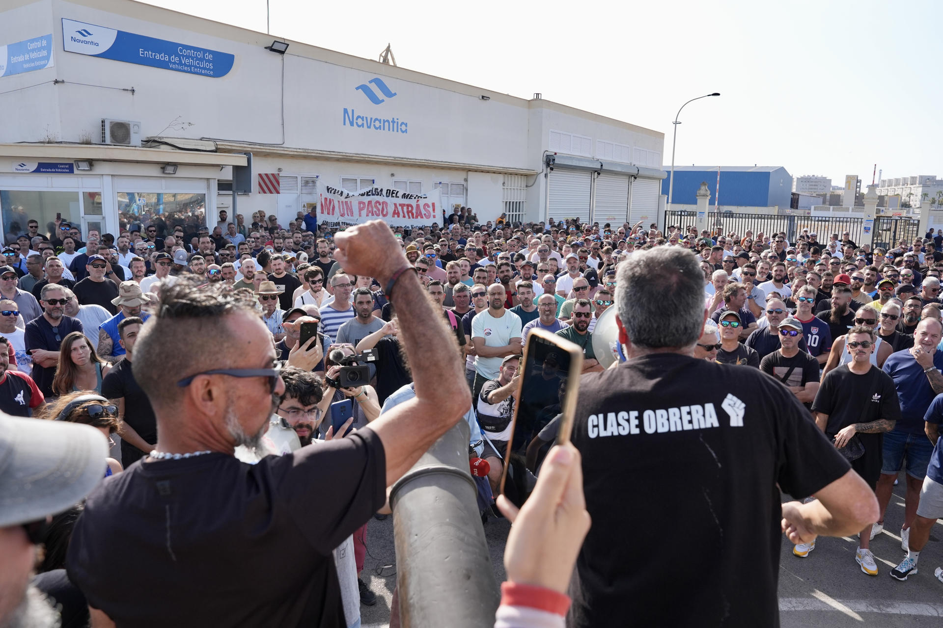 Los trabajadores del metal de la provincia de Cádiz se concentran a las puertas de la factoría gaditana este viernes cuando se cumplen cinco días de huelga indefinida, mientras las negociaciones entre los sindicatos UGT y CCOO y la Federación de Empresarios del Metal de Cádiz se retoman en la sede de Sevilla del Consejo Andaluz de Relaciones Laborales.EFE/Román Ríos.