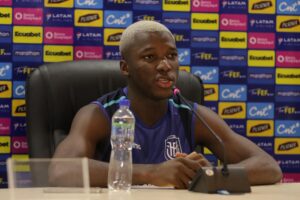 El centrocampista Moises Caicedo habla este lunes con periodistas en Guayaquil sobre el próximo partido de la selección de Ecuador en las eliminatorias del Mundial de 2026, este jueves contra la de Brasil. EFE/Jonathan Miranda