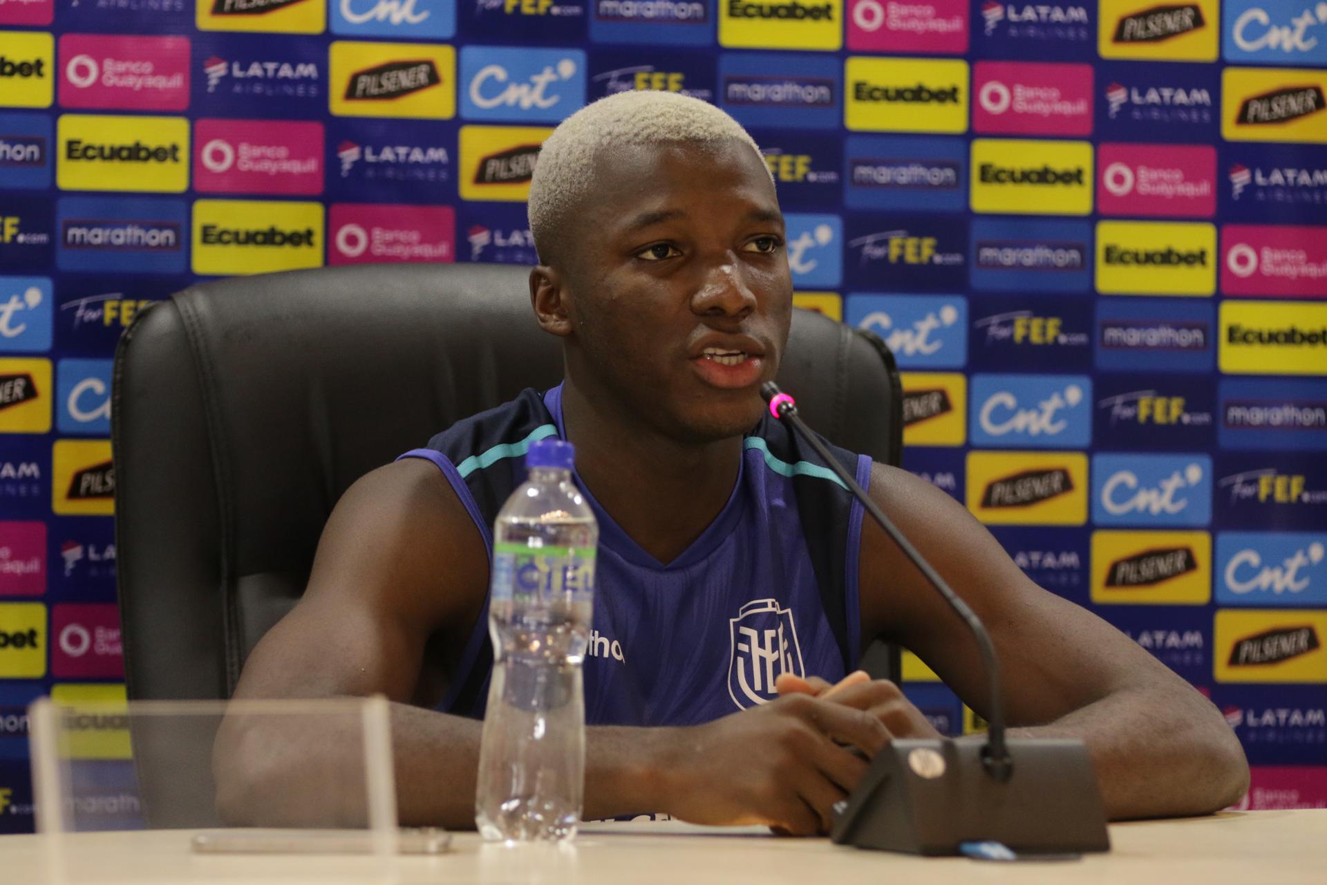 El centrocampista Moises Caicedo habla este lunes con periodistas en Guayaquil sobre el próximo partido de la selección de Ecuador en las eliminatorias del Mundial de 2026, este jueves contra la de Brasil. EFE/Jonathan Miranda