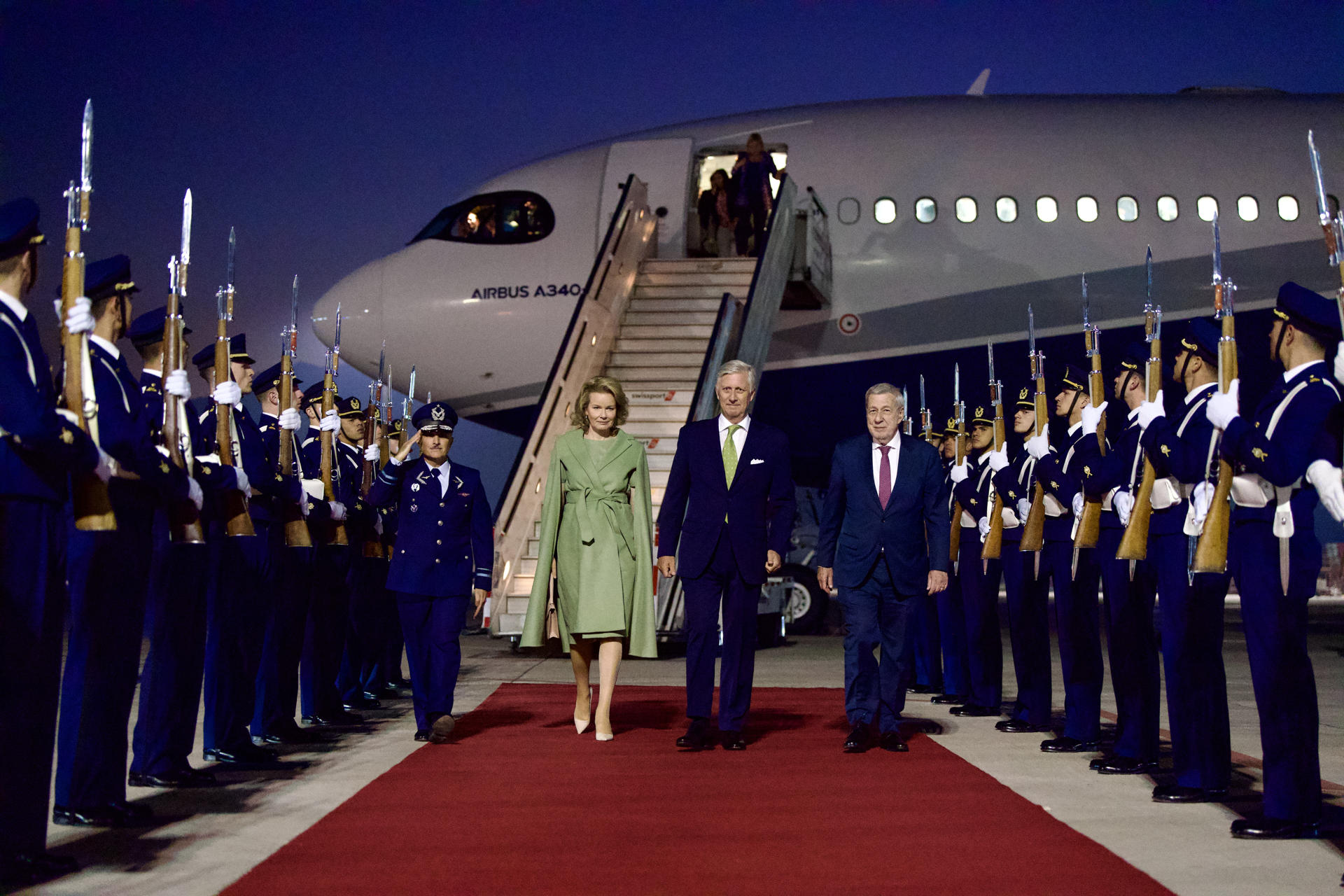 Fotografía cedida este lunes, 23 de junio, por el Ministerio de Relaciones Exteriores de Chile en la que se captó al canciller chileno, Alberto Van Klaveren (d), al recibir al rey Felipe (c) y a la reina Matilde de Bélgica, en Santiago de Chile. EFE/Ministerio Relaciones Exteriores de Chile