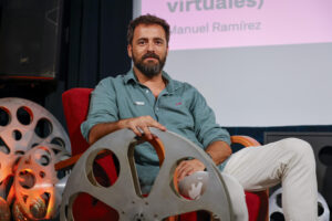 El experto en efectos visuales, Manuel Ramírez, que se enfrentó al monumental reto de llevar a buen puerto los efectos especiales de la película 'La sociedad de la nieve', reconoce, en una entrevista con EFE, que "el ojo humano está muy acostumbrado a detectar las cosas que no cuadran" y, aunque se puede engrandecer o moldear la realidad, "funciona muy mal cuando intentas desvirtuarla". EFE/Javier Cebollada