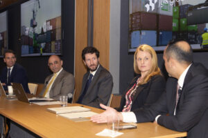 Fotografía que muestra desde la izquierda al socio de FGS Global, Matthis Kaiser; el socio de FGS Global, José Parra; el delegado de la Oficina de EFE en Washington, Jairo Mejía; la socia directora de FGS Global, Sarah Trister, y el asociado y asesor en Política Comercial en Sandler, Travis & Rosenberg, David Olave, hablando durante el foro Comercio, aranceles y diplomacia: un análisis de las relaciones de Estados Unidos con América Latina y España en Washington (Estados Unidos). EFE/ Lenin Nolly