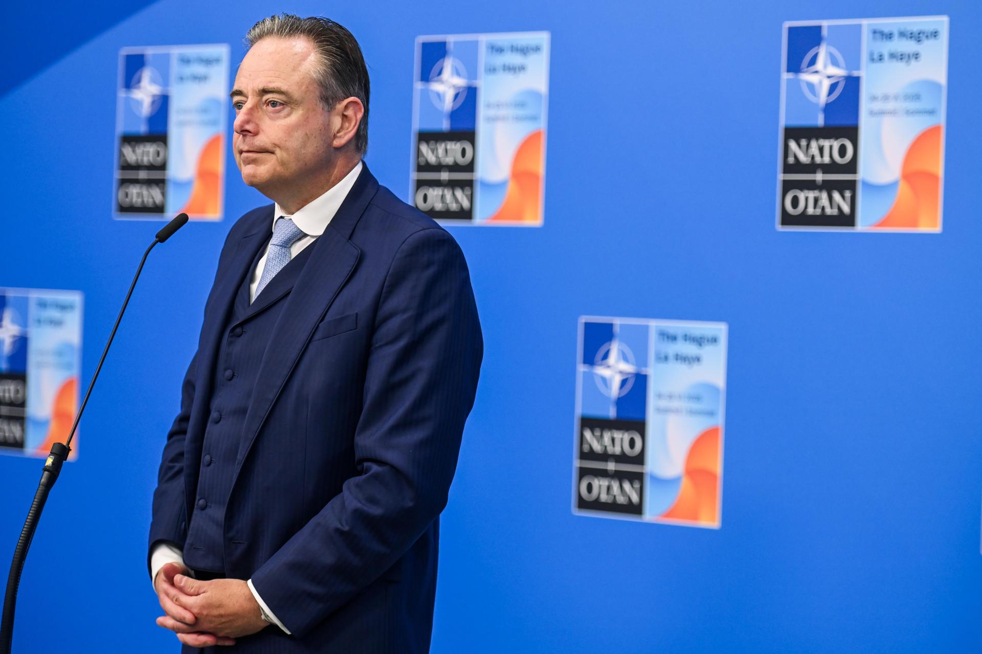 El primer ministro belga, Bart De Wever, habla con los periodistas a su llegada a la Cumbre de la OTAN en el World Forum de La Haya, Países Bajos, el 25 de junio de 2025. EFE/EPA/JONAS ROOSENS