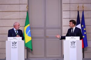 El presidente de Brasil, Luiz Inácio Lula da Silva, y su homólogo francés, Emmanuel Macron, durante la rueda de prensa. EFE/EPA/CHRISTOPHE PETIT TESSON / POOL