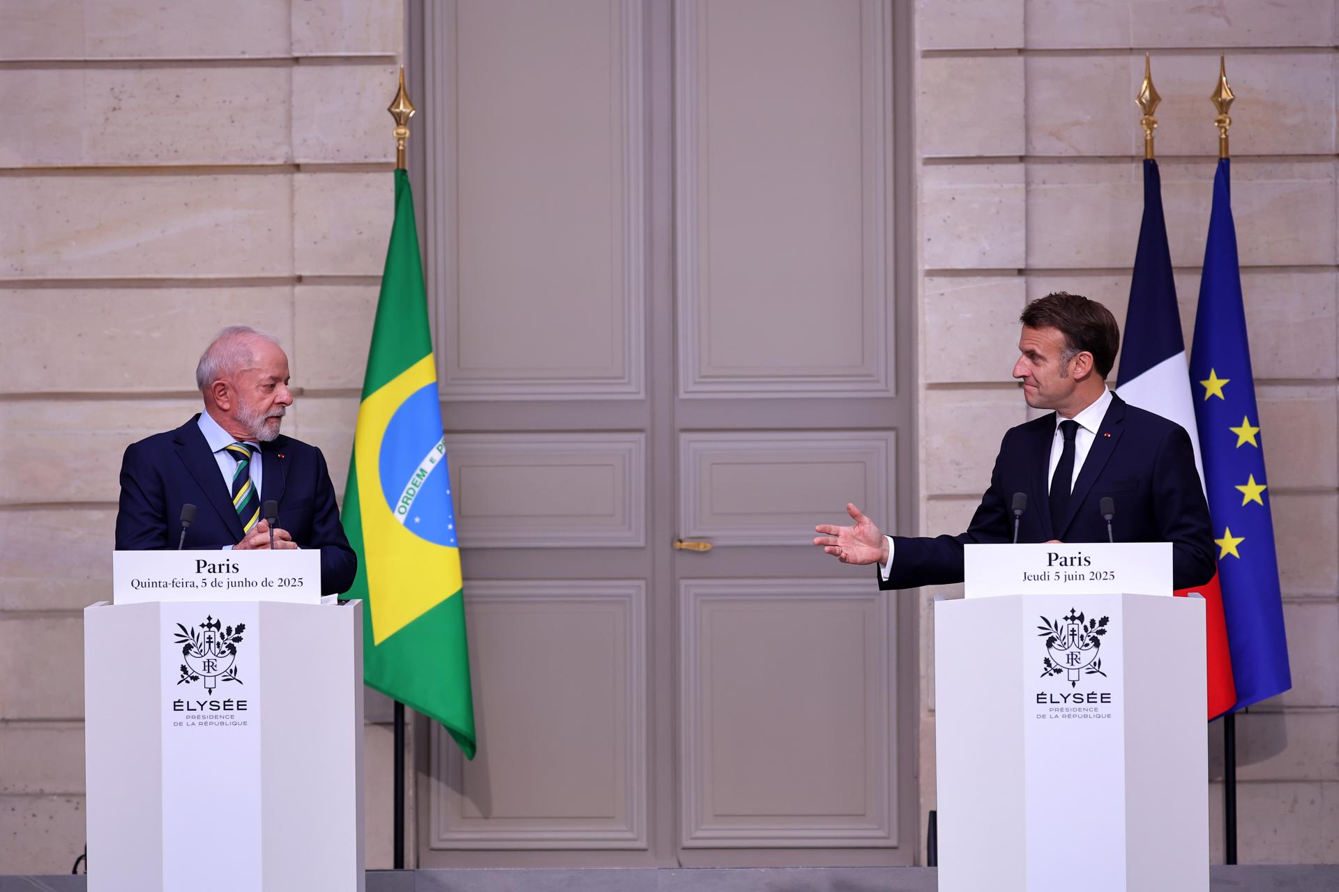 El presidente de Brasil, Luiz Inácio Lula da Silva, y su homólogo francés, Emmanuel Macron, durante la rueda de prensa. EFE/EPA/CHRISTOPHE PETIT TESSON / POOL