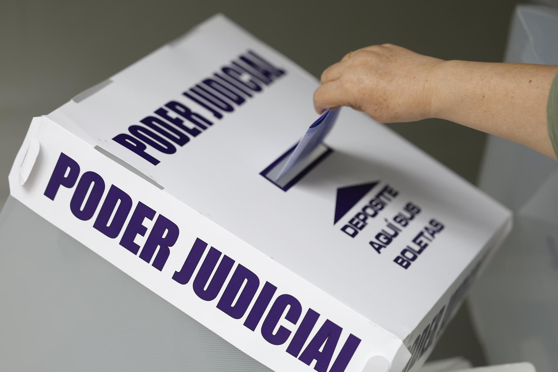 Una persona vota en las elecciones judiciales este domingo, en Ciudad de México (México). EFE/ Sáshenka Gutiérrez
