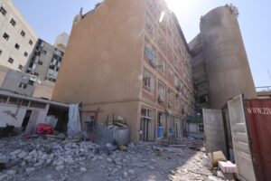 Beersheba (Israel), 19 jun (EFE).- Dentro de la ciudad de Bersheeba, en el corazón del desierto israelí, un misil de Irán impactó este jueves sobre el hospital de referencia de la región, el Soroka, en un día que sus habitantes describen como muy difícil para los judíos, árabes y cristianos que viven allí. EFE/EPA/MARC ISRAEL SELLEM/POOL