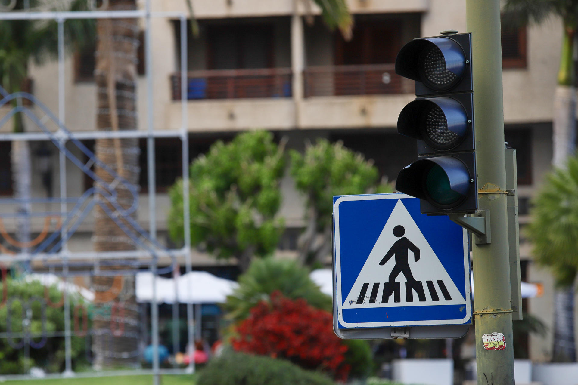 Un cero energético ha dejado sin luz este martes a la isla de La Palma, habitada por 83.875 personas, por un disparo de turbina de generación que ha llevado al apagón, lo que ha afectado a un total de 50.289 suministros, según ha informado Endesa, que ya ha conseguido restablecer el 70 por ciento del servicio. EFE / LUIS G MORERA
