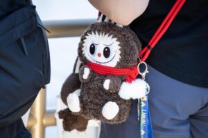 Bolsa de Labubu durante un recorrido de prensa organizado a Popland, un parque temático inaugurado por la compañía de juguetes china Pop Mart, en Beijing, China, 02 de junio de 2025. Labubu es un personaje de inspiración nórdica y un juguete de peluche coleccionable diseñado por el diseñador de Hong Kong Kasing Lung. Las muñecas se han vuelto virales recientemente después de ser usadas por celebridades como Rihanna y Due Lipa. 
EFE/EPA/JESSICA LEE