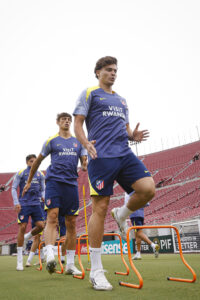 Fotografía cedida por el Atlético de Madrid que muestra al delantero argentino Julián Álvarez durante un entrenamiento. EFE/Atlético de Madrid