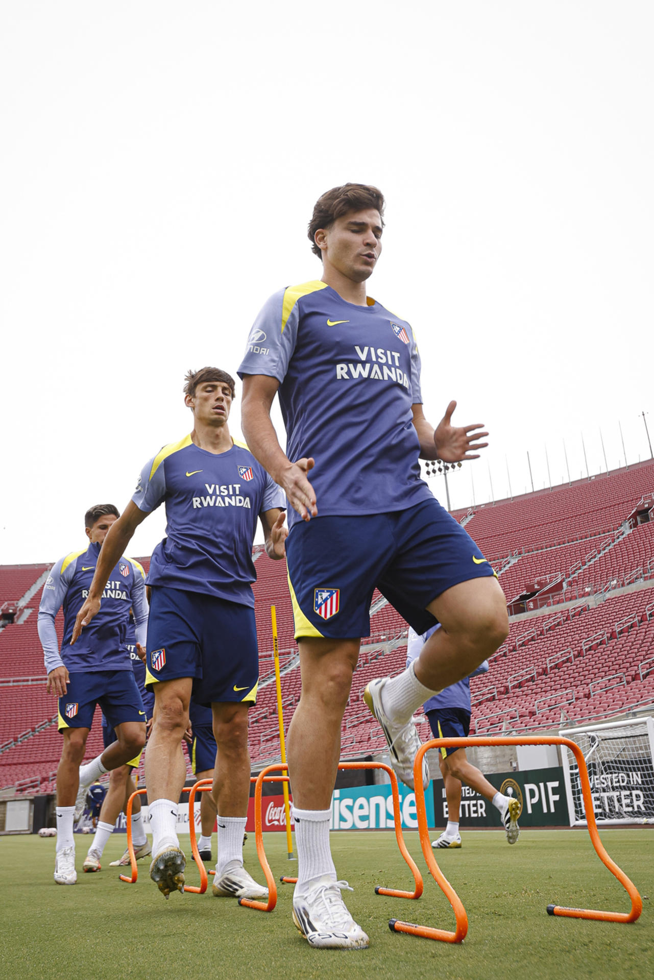 Fotografía cedida por el Atlético de Madrid que muestra al delantero argentino Julián Álvarez durante un entrenamiento. EFE/Atlético de Madrid