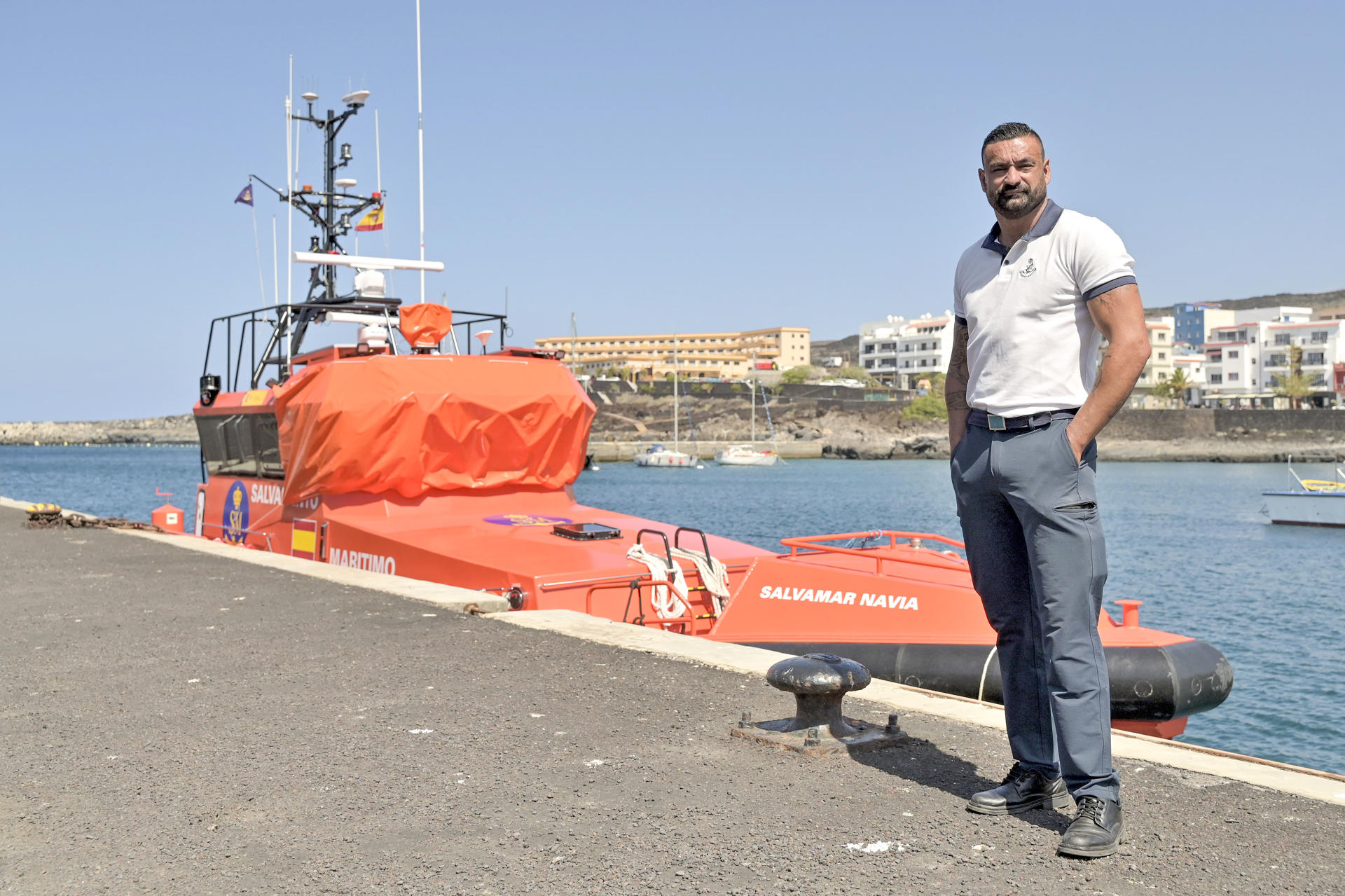 Zebenzui Cabrera, patrón de la salvamar Navia de Salvamento Marítimo, estaba fuera de servicio cuando el pasado 28 de mayo un cayuco volcó en el muelle de La Restinga (El Hierro) y provocó la muerte de siete personas, pero sí se encontraba en el puerto y sin dudar se tiró al mar, decisión que salvó vidas. EFE/Gelmert Finol